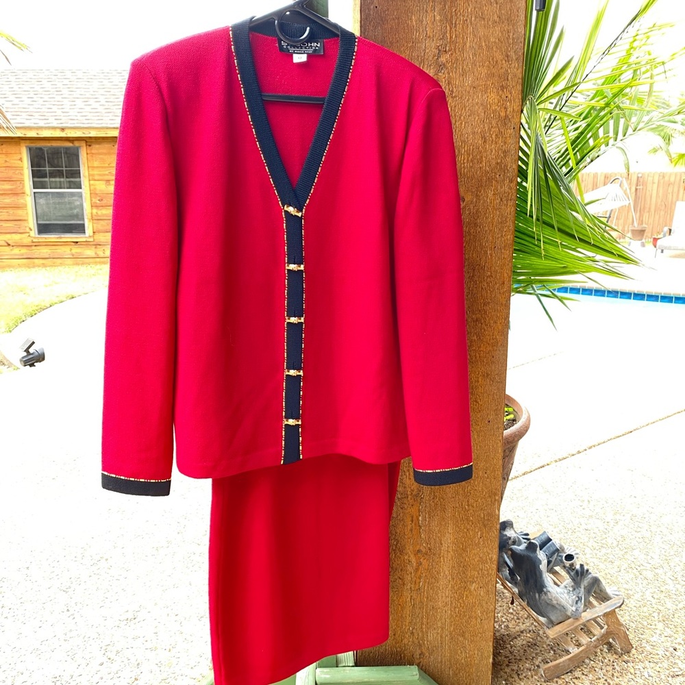 Beautiful 3piece St John suit.  Perfect for the Christmas holidays!! 🎄